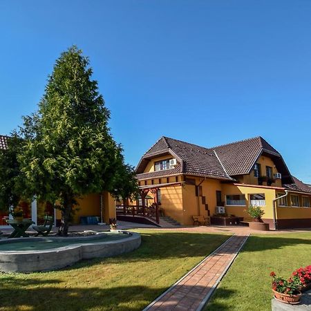 Gala Panzio Hotel Simontornya Екстериор снимка
