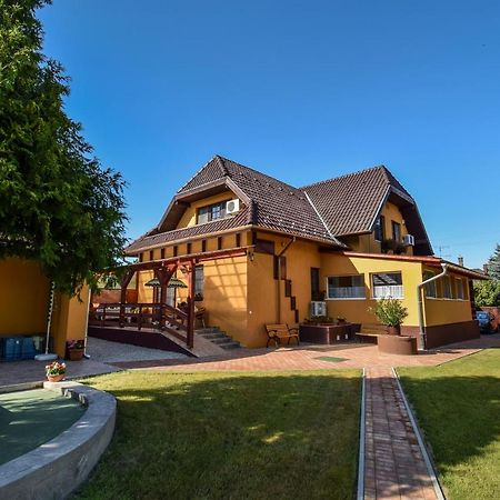 Gala Panzio Hotel Simontornya Екстериор снимка