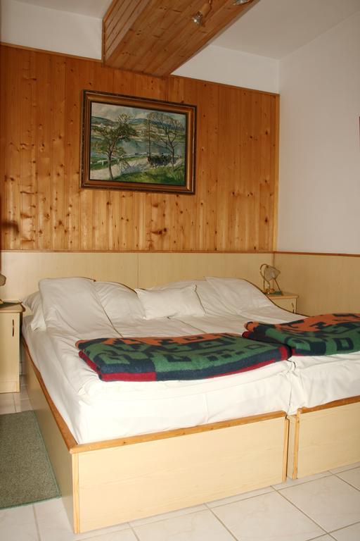 Gala Panzio Hotel Simontornya Стая снимка