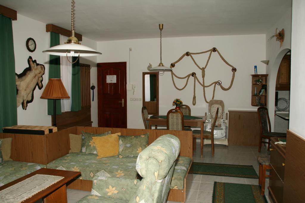 Gala Panzio Hotel Simontornya Стая снимка
